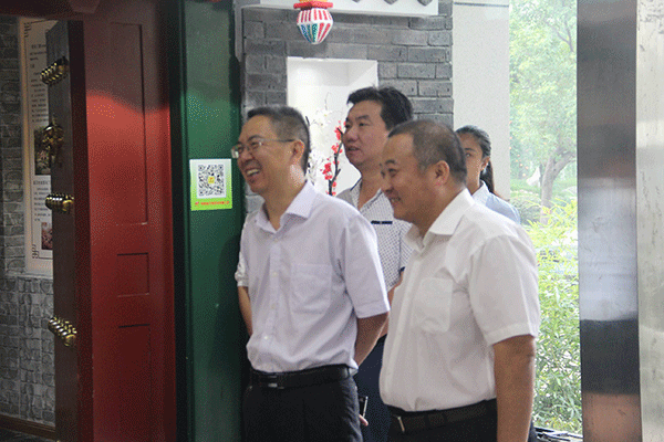 河南沁陽市委副書記薛勇帶領沁陽企業考察團來西瑪電機參觀訪問。