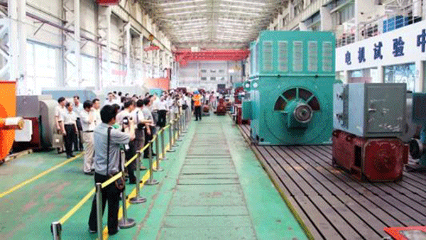 西安泰富西瑪電機成功開發YR系列4500KW大型廢鋼鐵破碎電機。