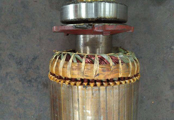 西安電機廠技術員關于高壓電機端部捆扎的重要性分析。